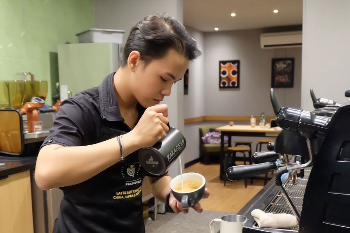 Barista Starbucks Indonesia, Aldy, berhasil menempati peringkat kelima Indonesia Latte Art Championship 2024 serta menjuarai Asia Pacific Regional Latte Art Championship di Hong Kong. 
