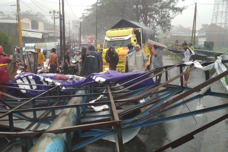 Hujan disertai angin kencang menyebabkan papan reklame dan pohon di jalur utama Purwokerto-Cilacap, tepatnya di Desa Notog dan Patikraja/Kecamatan Patikraja, Kabupaten Banyumas, Jawa Tengah, Kamis (14/11/2019).