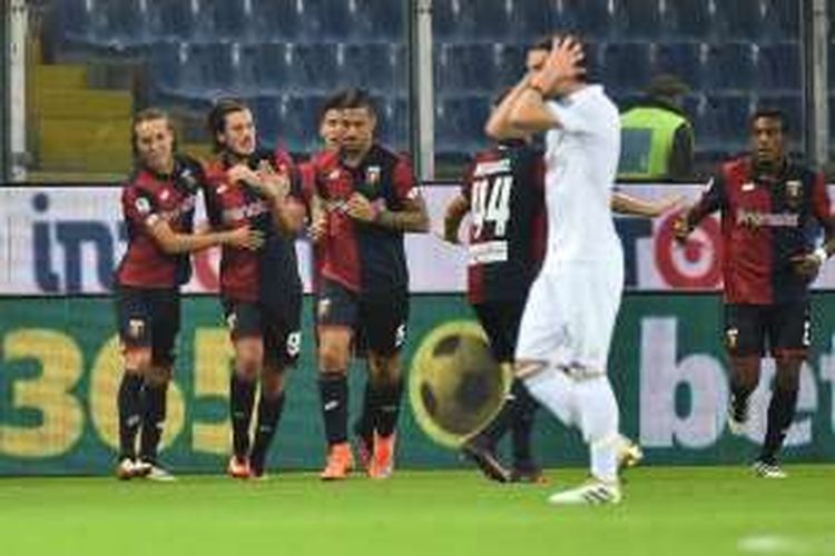 Para pemain Genoa merayakan gol Nicola Ninkovic ke gawang AC Milan pada partai lanjutan Serie A di Stadion Luigi Ferraris, Selasa (25/10/2016). 