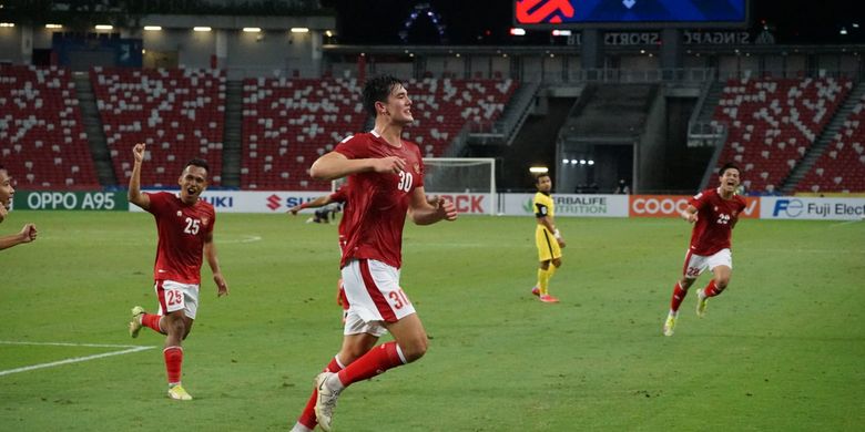 Selebrasi bek timnas Indonesia Elkan Baggott usai menjebol gawang Malaysia pada laga Grup B Piala AFF 2020 di Stadion Nasional Singapura, Minggu (19/12/2021). 