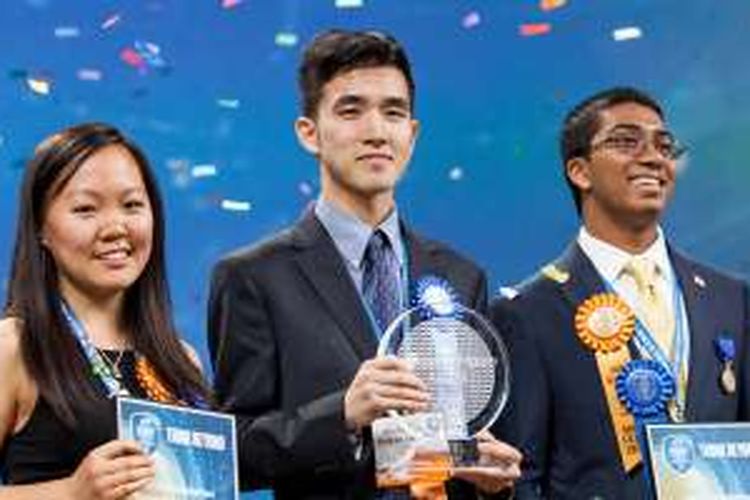 Austin Wang (tengah) pelajar asal Vancouver, Kanada yang menjadi pemenang utama Intel ISEF 2016 bersama pemenang kedua dan ketiga yang diraih oleh Kathy Liu (kiri) dari Salt Lake City, Utah dan Syamantak Payra (kanan) dari  Friendswood, Texas, AS.
