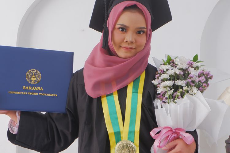 Devita Amalia Anggraini, mahasiswa Universitas Negeri Yogyakarta (UNY) yang baru saja lulus dari program studi Pendidikan Luar Biasa Fakultas Ilmu Pendidikan UNY membuktikan bahwa keterbatasan bukan halangan untuk meraih prestasi.
