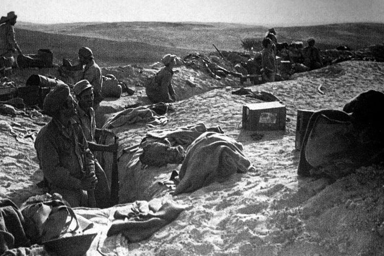 Tentara Israel menduduki parit pertahanan pasukan Mesir di Huleiqat pada Oktober 1948. Perang Arab-Israel pertama pecah hanya sehari setelah David Ben Gurion memproklamirkan berdirinya negara Yahudi itu.