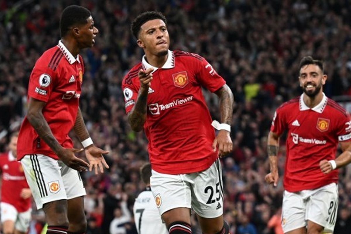Jadon Sancho (tengah) berselebrasi setelah membobol gawang Liverpool pada laga pekan ketiga Liga Inggris 2022-2023 di Stadion Old Trafford, Selasa (23/8/2022) dini hari WIB. Laga Man United vs Liverpool berakhir dengan skor 2-1. Terkini, Man United akan bertamu ke markas Southampton. Laga Southampton vs Man United akan berlangsung di Stadion St. Mary's, Sabtu (27/8/2022) pukul 18.30 WIB. Berikut link live streaming laga Southampton vs Manchester United.