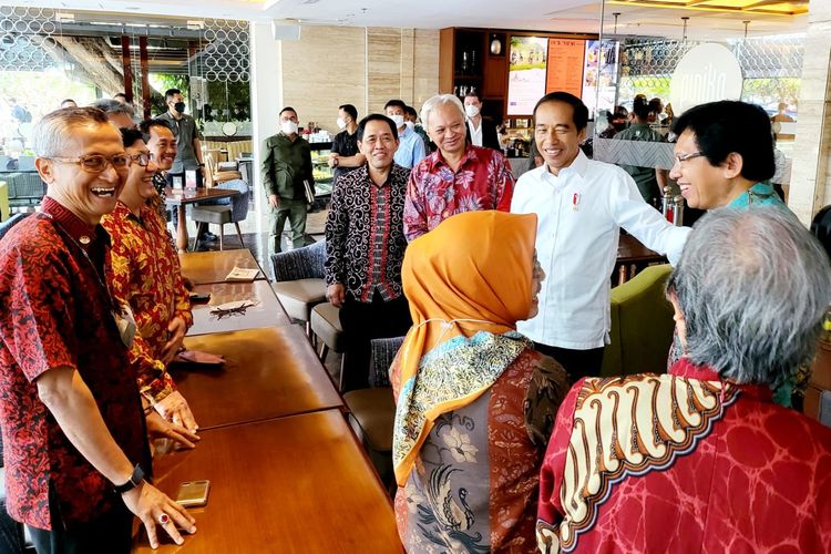 Presiden Joko Widodo (Jokowi) bertemu teman seangkatannya saat kuliah di UGM, di sebuah coffee shop Hotel Royal Ambarrukmo. 
