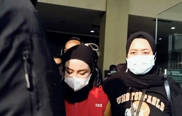Selebgram Medina Zein mengenakan rompi tahanan kejaksaan saat tiba di Mapolda Metro Jaya, Kamis (7/7/2022).