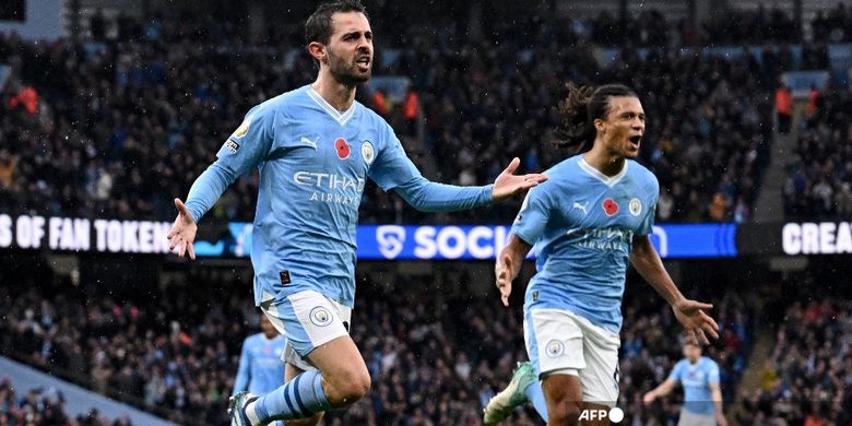 Bernardo Silva merayakan gol bersama Nathan Ake dalam laga pekan ke-11 Liga Inggris 2023-2024 antara Man City vs Bournemouth di Stadion Etihad, 4 November 2023. (Photo by Paul ELLIS / AFP).