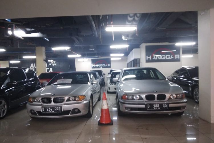 Tiap bursa mobil bekas punya karakter tersendiri, salah satunya ialah bursa mobil bekas di Mal legendaris yaitu di Mal Blok M, Jakarta Selatan, yang banyak menjual mobil Eropa bekas.