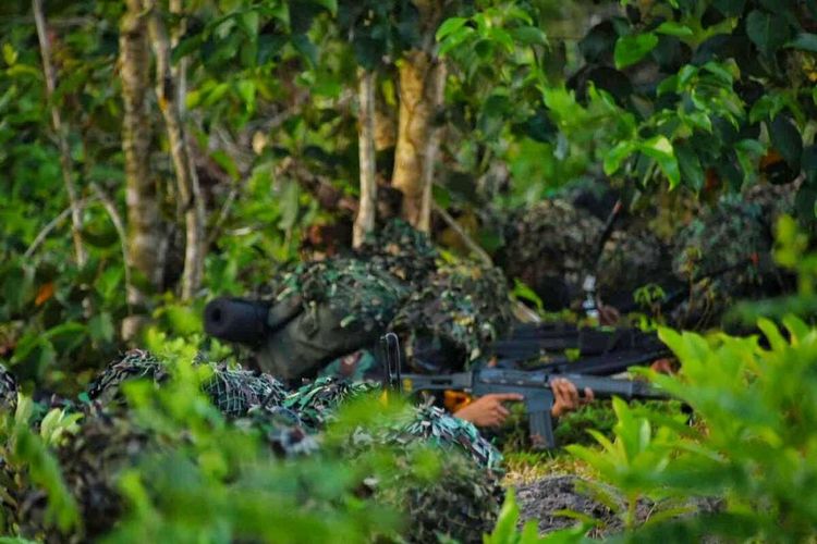 Puluhan Alat Utama Sistem Kesenjataan (Alutsista) dari seluruh satuan di jajaran Pasmar 1 dan prajurit Tentara Nasional Indonesia (TNI) Angkatan Laut (AL) dikerahkan Pasmar 1 ke Pantai Todak, Desa Batu Berdaun, Kecamatan Singkep, Dabo Kabupaten Lingga, Kepulauan Riau (Kepri), Selasa (26/10/2021) kemarin. Dikerahkan puluhan Alutsista dan prajurit ke Pantai Todak itu dalam rangka mendukung suksesnya kegiatan latihan yang diselenggarakan TNI AL.