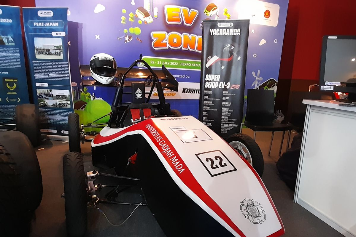 Mobil listrik Super Sekip EV-3 karya mahasiswa UGM di PEVS 2022