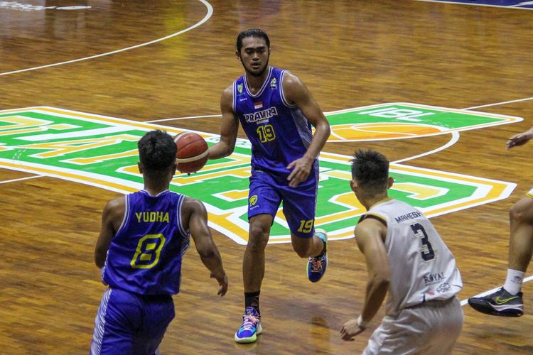 Pebasket Prawira Harum Bandung M Reza Fahdani Guntara (No 19) menggiring bola dalam pertandingan Indonesia Basketball League (IBL) 2022 babak playoff di Bandung. Ia tampil impresif membela Prawira dalam gim pertandingan melawan West Bandits Combiphar Solo, Jumat (4/11/2022) dalam IBL Indonesia Cup 2022.