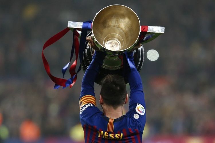 Lionel Messi mengangkat trofi juara Liga Spanyol seusai laga Barcelona vs Levante dalam pekan ke-35 La Liga di Stadion Camp Nou, 27 April 2019. 