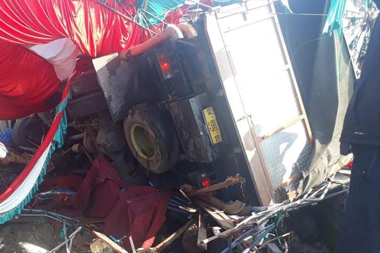 Sebuah truk fuso menyeruduk pesta perkawinan warga di Gunung Talang, Kabupaten Solok, Sumatera Barat, Jumat (12/7/2019). 