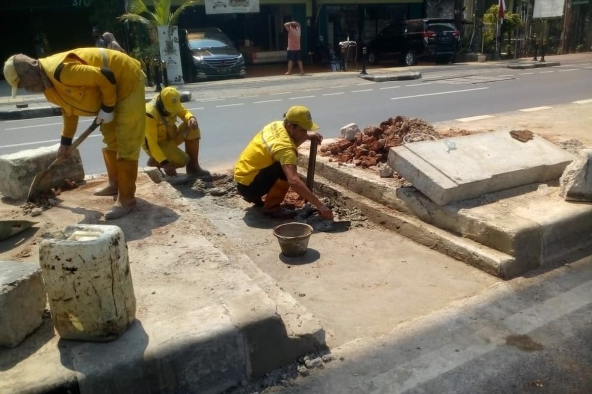 Suku Dinas (Sudin) Bina Marga Jakarta Selatan mempercepat pengerjaan lubang untuk aliran air (Storm Inlet) untuk mengantisipasi genangan yang kerap muncul di jalan-jalan pada musim hujan.
