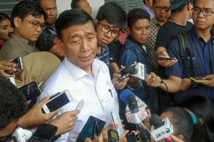 Menko Polhukam Wiranto saat ditemui usai menghadiri acara diskusi bertajuk Memperteguh Keindonesiaan di Museum Kebangkitan Nasional, Jakarta Pusat, Rabu (17/5/2017).