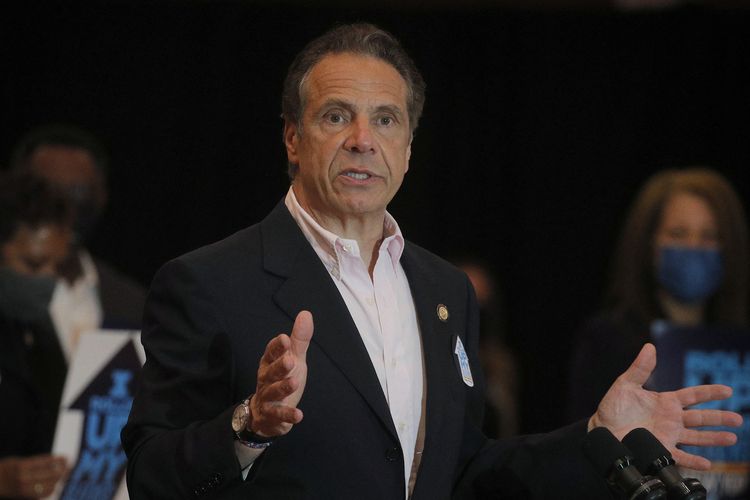 Andre Cuomo saat masih menjabat sebagai Gubernur New York, berpidato di Rochdale Village Community Center, Queens, New York, 5 April 2021. Cuomo pada Kamis (28/10/2021) didakwa dengan kejahatan seksual ringan akibat menyentuh secara paksa 11 perempuan termasuk mantan staf.