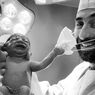 Foto Viral Bayi Baru Lahir Lepas Masker Dokter, Jadi Simbol Harapan Saat Pandemi