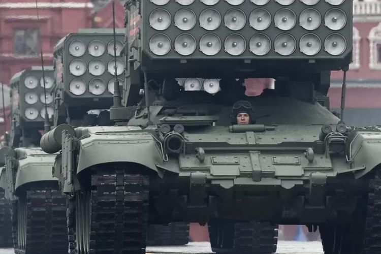Kendaraan peluncur roket tipe TOS-1A Solntsepyok ditampilkan di Lapangan Merah Kota Moskwa saat parade militer tahun lalu.
