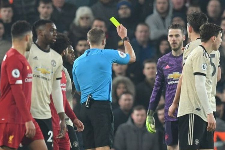 Para pemain Manchester United, termasuk kiper David de Gea, melancarkan protes pada wasit Craig Pawson dalam pertandingan menghadapi Liverpool di Stadion Anfield, Minggu (19/1/2020).