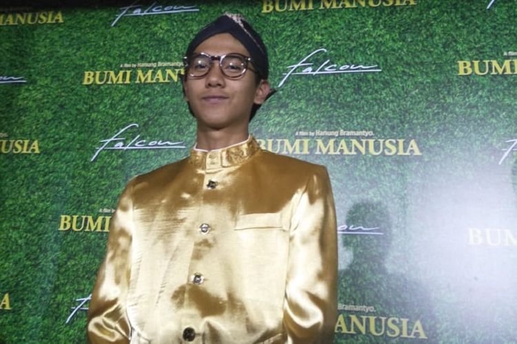 Iqbaal Dhiafakhri Ramadhan hadir dalam jumpa pers film Bumi Manusia, di Desa Gamplong, Kabupaten Sleman, Yogyakarta, Jawa Tengah, Kamis (24/5/2018).