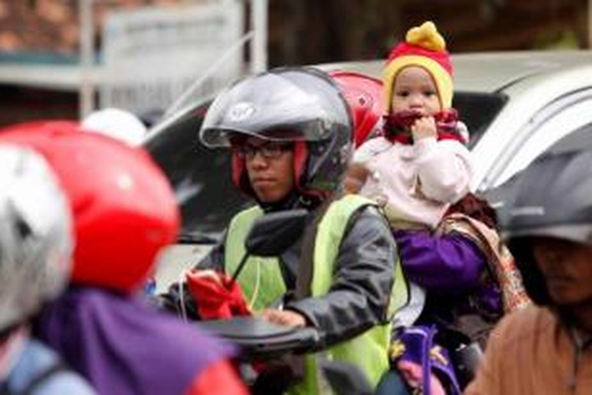 Pemudik motor terjebak macet di jalur alternatif Karawang-Cikampek, Cilamaya, Karawang, Jawa Barat, Sabtu (27/7/2014). Arus mudik ke kota-kota di Jawa Barat, Jawa Tengah dan Jawa Timur diperkirakan akan masih padat hingga H-1 Lebaran. 