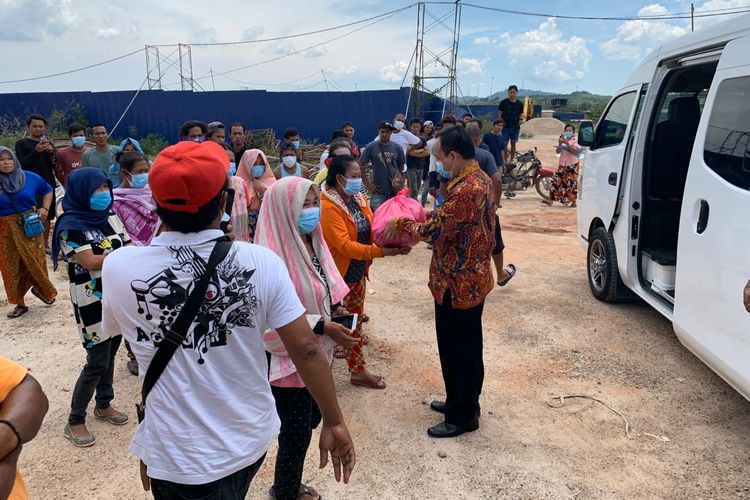 Kegiatan penyaluran sembako oleh KJRI Johor Bahru di Malaysia. Sembako dan kebutuhan makanan lainnya ditujukan kepada WNI rentan dan sangat membutuhkan, yang terdampak pemberlakuan kebijakan Perintah Kawalan Pergerakan (PKP) atau Movement Control Order (MCO).