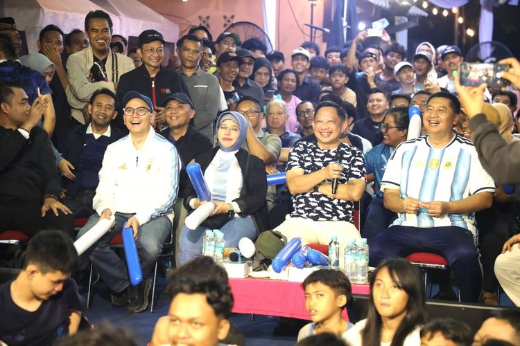 Mendagri Nobar Final Piala Dunia bersama Warga Menteng Tenggulun