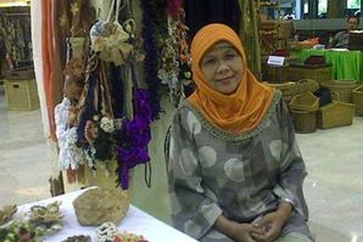 Iwa (61), pemilik Indo Citra Galeri Craft & Art saat ditemui Kompas.com, di sela-sela pameran Ekonomi Daur Ulang, di Hotel Bidakara, Jakarta.