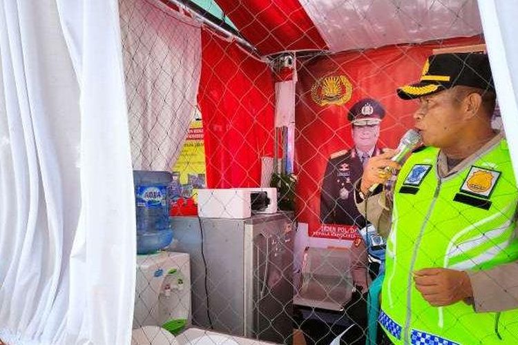 Kapolsek Losarang Kompol Mashudi memiliki cara unik saat mengimbau pemudik untuk beristirahat. Bergaya seperti komentator sepak bola, Mashudi mengimbau pemudik untuk beristirahat sejenak di Posko Mudik Jembatan Timbang Losarang, Indramayu, Jawa Barat, Kamis (28/4/2022).