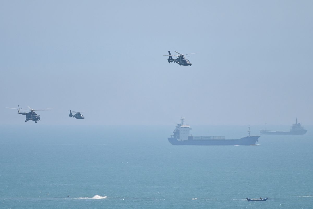 Helikopter militer China terbang melewati pulau Pingtan, salah satu wilayah di China daratan yang terdekat dengan Taiwan, saat latihan militer China terbesar di sekitar Taiwan pada 4 Agustus 2022. Latihan militer besar-besaran ini digelar menyusul kunjungan Ketua DPR Amerika Serikat Nancy Pelosi ke Taiwan.