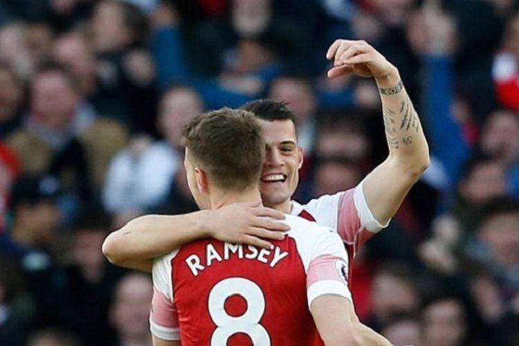 Granit Xhaka merayakan golnya bersama Aaron Ramsey pada pertandingan Arsenal vs Manchester United di Stadion Emirates dalam lanjutan Liga Inggris, 10 Maret 2019.