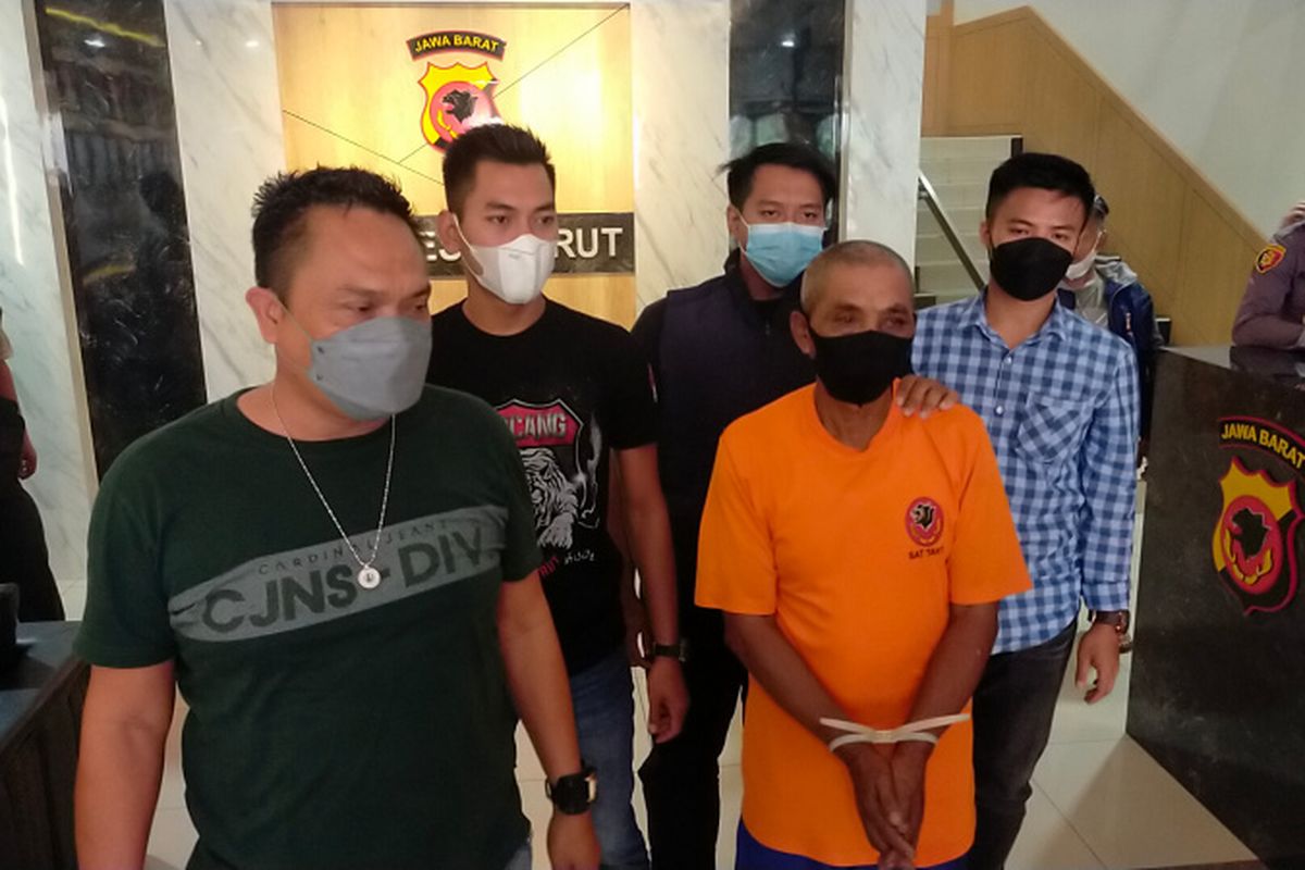 OS (63), kakek yang berusaha melakukan oencabulan terhadap bocah berusia 9 tshun saat digiring aparat kepolisian Polres Garut, Rabu (26/01/2022)
