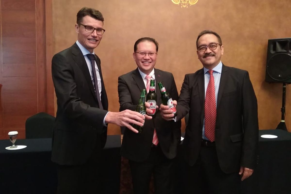 Direktur Keuangan Erik Mul, Presdir PT Multi Bintang Indonesia Tbk Michael Chin, dan Coorporate Affairs Direktor Bambang Britono (kiri-kanan) dalam siaran pers di Jakarta, Selasa (23/4/2019)