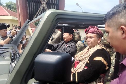 Gaya Prabowo Kendarai Maung Sopiri Wamenaker dan Bupati Tanah Datar di Prosesi Batagak Gala