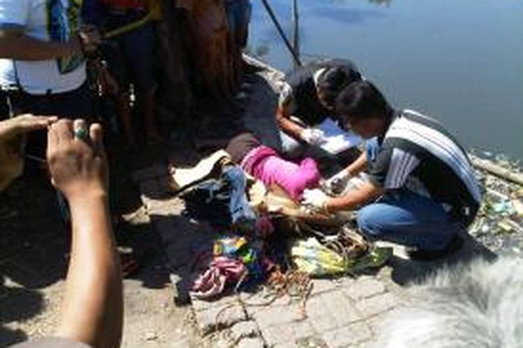 Penemuan mayat perempuan di samping sungai Asemrowo Surabaya. 