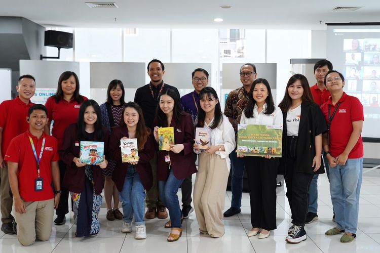 Wahana Visi Indonesia dan tim Teach for Indonesia Binus University, setelah acara serah terima buku cerita anak Tanah Papua.