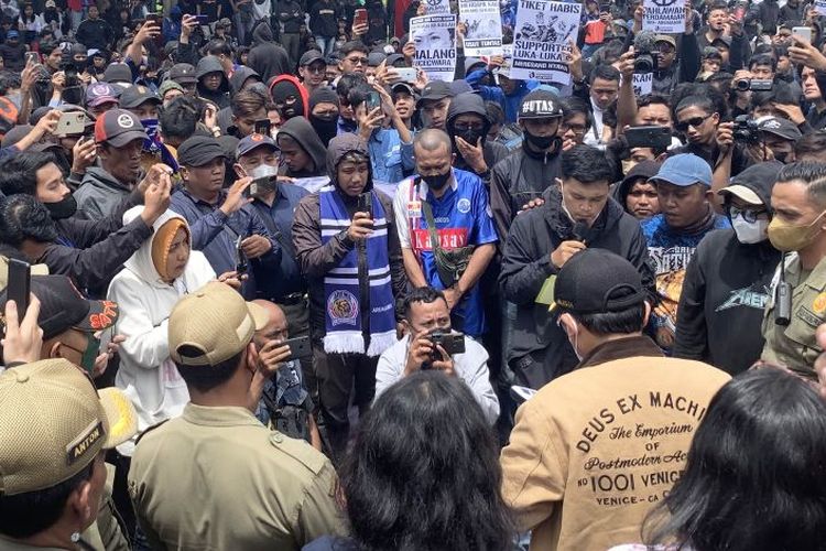 Wali Kota Malang Sutiaji (kanan, menggunakan jaket cokelat) pada saat menemui ribuan Aremania yang menggelar aksi damai di depan Balai Kota Malang, Jawa Timur, Kamis (27/10/2022). 
