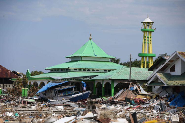 Kerusakan akibat gempa dan tsunami di Pelabuhan Wani 2, Kecamatan Tanatopea, Kabupaten Donggala, Sulawesi Tengah, Selasa (2/10/2018). Gempa yang terjadi di Palu dan Donggala mengakibatkan 925 orang meninggal dunia dan 65.733 bangunan rusak.