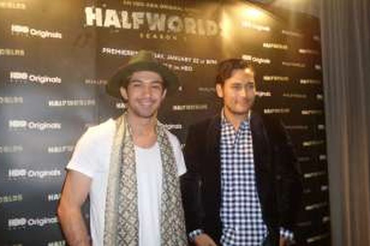 Reza Rahadian (kiri) dan Arifin Putra diabadikan di luar sesi wawancara terbatas dengan beberapa media di Hotel Grand Hyatt, Jalan MH Thamrin, Jakarta Pusat, pada Kamis (12/1/2017). Mereka main dalam film seri drama fantasi Halfworlds musim kedua, yang akan ditayangkan oleh HBO.