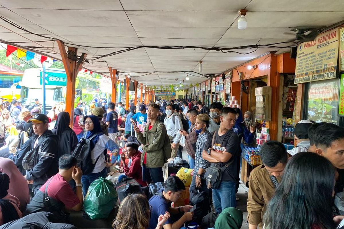 Suasana di Terminal Kalideres, Jakarta Barat yang sudah dipadati pemudik pada Rabu (19/4/2023). 