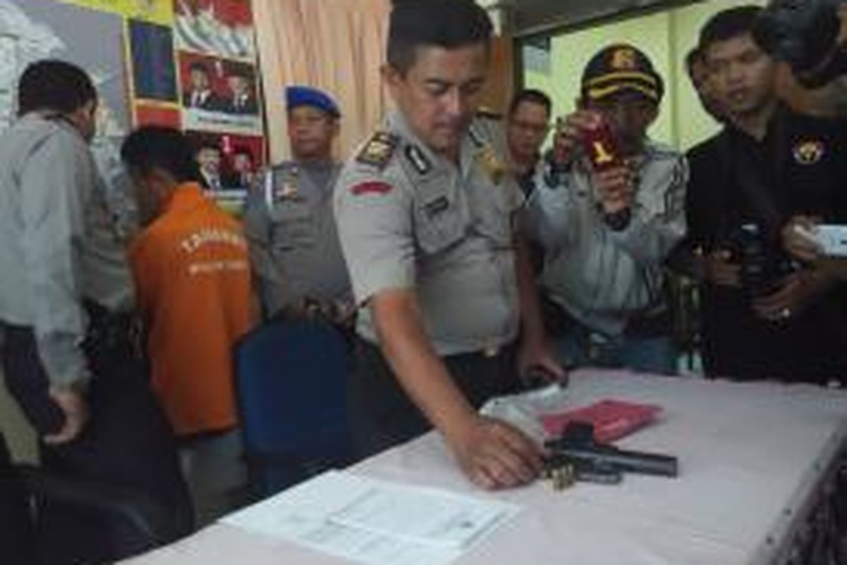 Aparat Polsek Tebet menangkap seorang pria berinsial SH yang kedapatan membawa pistol Sig Sauer di mal Kota Kasablanka, Sabtu (21/3/2015).