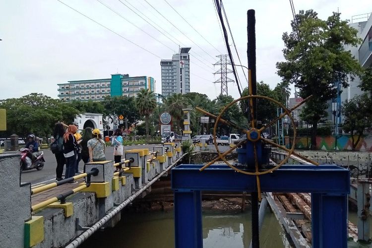 Jembatan Prapatan Sungai Ciliwung