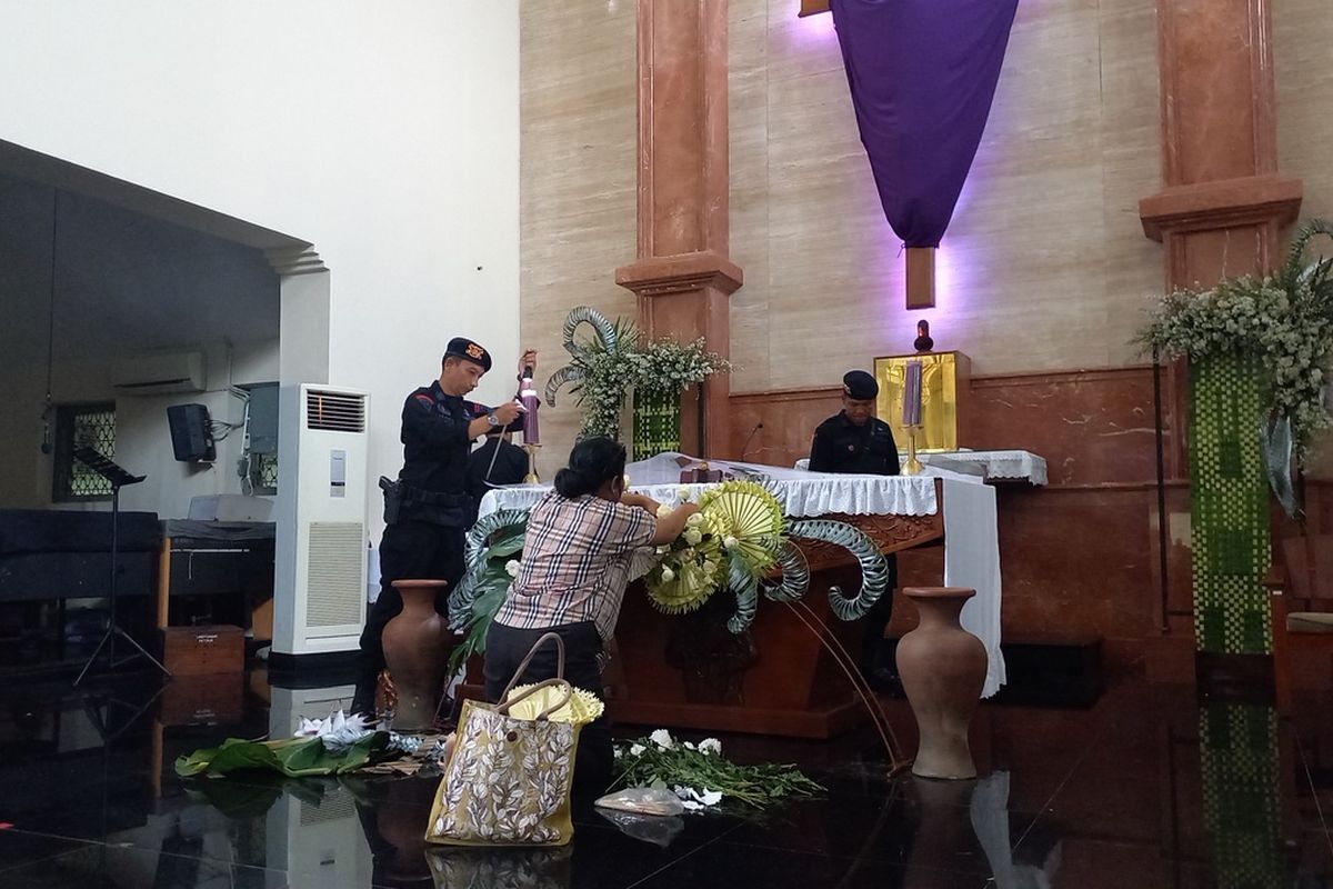 Suasana Gereja petugas saat mempersiapkan dekorasi, Kamis (6/5/2023)