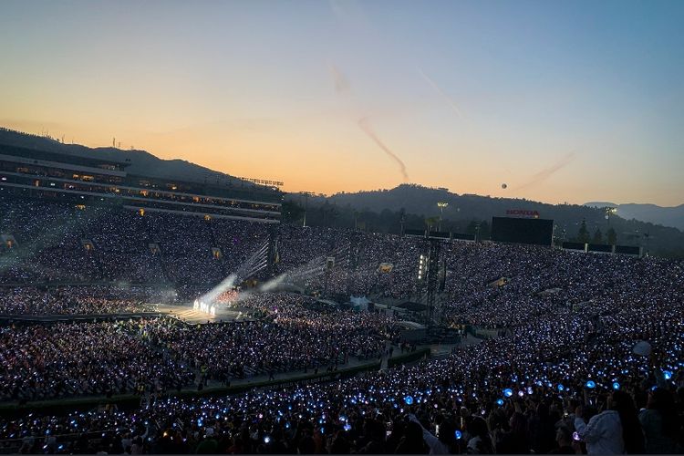 Lebih dari 50.000 orang menyaksikan konser BTS bertajuk Love Yourself: Speak Yourself yang diselenggarakan di Rose Bowl Stadium, Los Angeles, AS, Sabtu (4/5/2019).