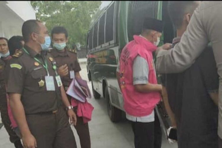 suasana saat mantan Kepala Desa Bonder bersama dua rekannya memasuki mobil tahanan Kejari Praya Lombok Tengah