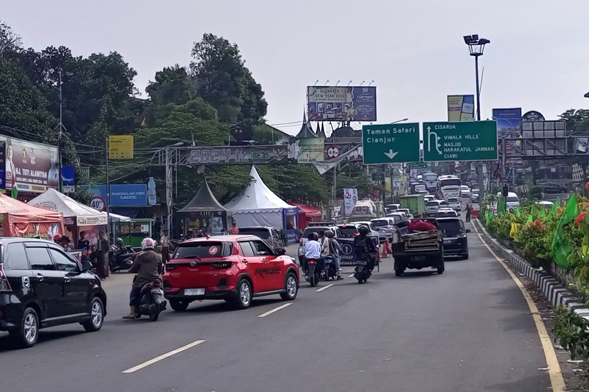 Situasi arus lalu lintas saat diterapkan ganjil genap di Jalur Puncak Bogor, Simpang Gadog, Ciawi, Selasa (26/12/2023).