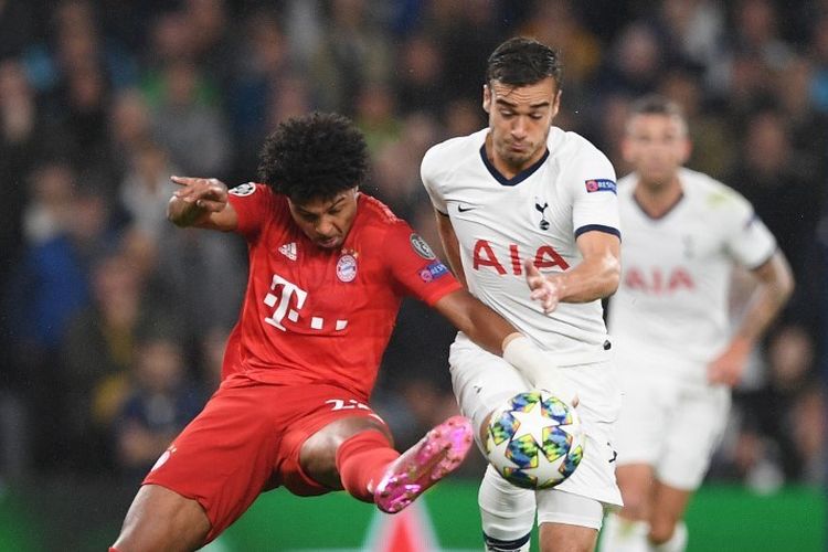 Serge Gnabry dikawal Harry Winks pada pertandingan Tottenham vs Bayern Muenchen di Stadion Tottenham Hotspur dalam lanjutan Liga Champions, 1 Oktober 2019. 