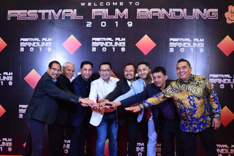 Gubernur Jawa Barat Ridwan Kamil menghadiri malam puncak 32 Tahun Festival Film Bandung (FFB), di Mason Pine Hotel, Kabupaten Bandung Barat, Jumat (22/11/19).
