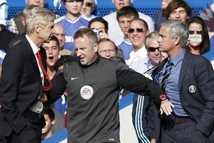 Manajer Arsenal, Arsene Wenger (kiri) dan Manajer Chelsea, Jose Mourinho (kanan), terlibat friksi pada laga Premier League di Stadion Stamford Bridge, London, Minggu (5/10/2014).