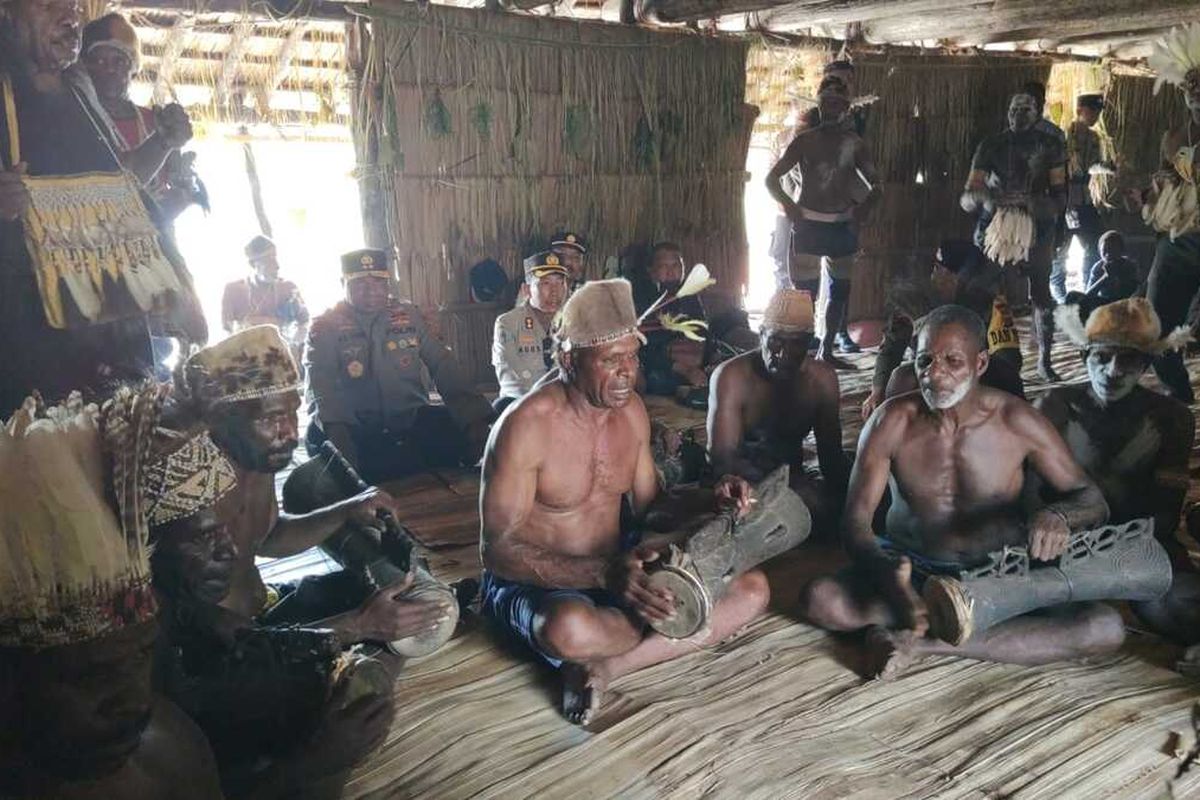 Rumah Jew yang merupakan Rumah Adat Suku Asmat. Tempat ini hanya boleh dimasuki oleh kamu laki-laki dan biasa digunakan untuk bermusyawarah, Asmat, Papua Selatan, Sabtu (25/2/2023)